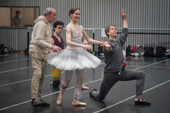 Marianela Núñez, junto al director del Ballet del Colón Mario Galizzi y el primer bailarín Federico Fernández. Foto: Martín Bonetto