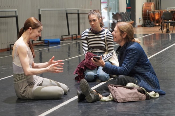 Sencillez. Marianela Núñez, sentada en el suelo, conversa con Clarín. Foto: Martín Bonetto 