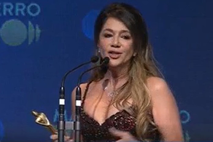 Nora Briozzo, con su Martín Fierro.