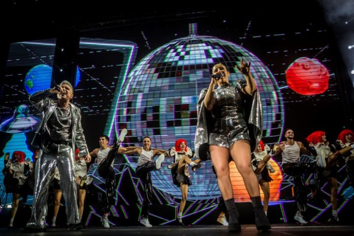 Ale Sergi y Juliana Gattas junto a sus bailarines en el final del primer show de Miranda! en Movistar Arena. Foto de prensa gentileza Gus Correa