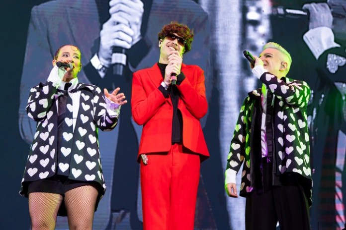Goyo Deganmo,d e Bandalos Chinos, junto a Ale Sergi y Juliana Gattas en el primer Movistar Arena de Miranda!,q ue repite en vivo en Movistar Arena. Foto de prensa gentileza Luli González Kaiber