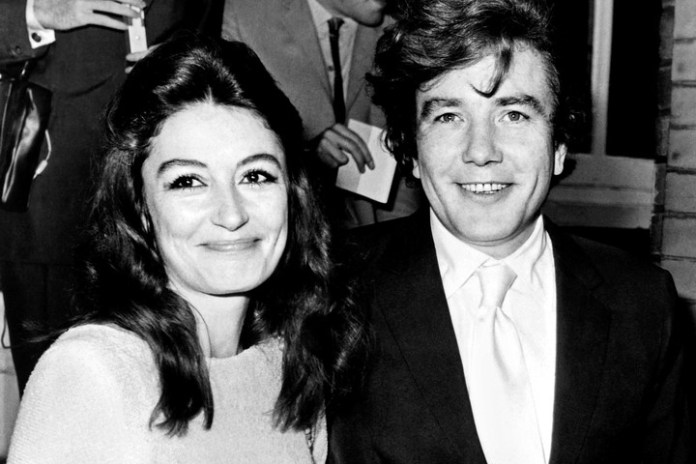 Anouk Aimée y su cuarto marido, el actor Albert Finney, posando en plena boda. Foto: AFP 