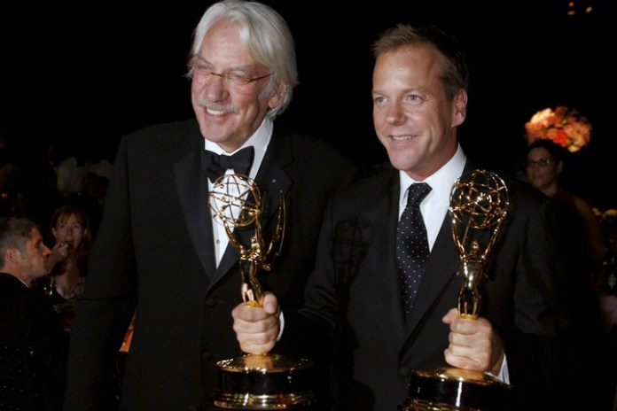 Donald Sutherland junto a su hijo Kiefer en la entrega de los Emmy de 2006. Foto: Reuters.
