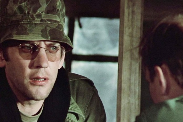 Donald Sutherland como el médico militar en Corea de "M.A.S.H." (1970), la legendaria comedia dirigida por Robert Altman.