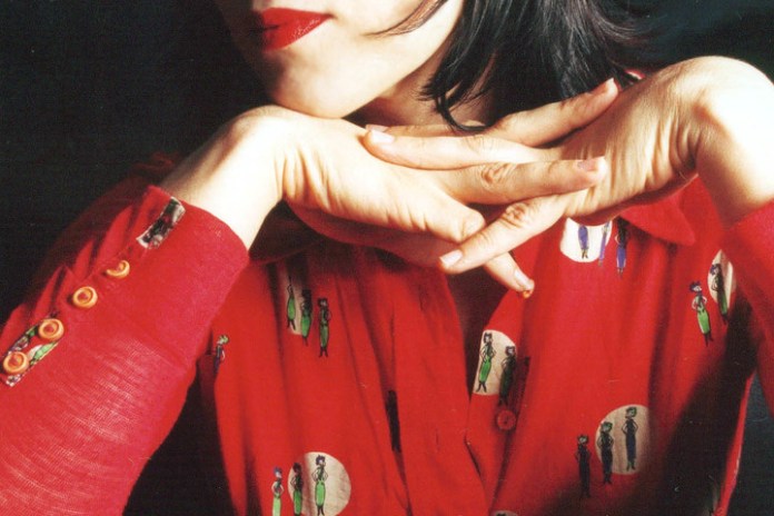 María Gabriela Epumer, fallecida en 2023, era la guitarrista de Viuda e Hijas de Roque Enroll. Luego de la banda, tocó por años con Charly García.