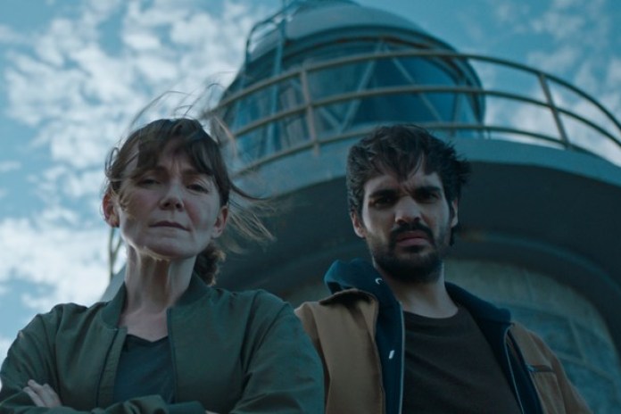 La serie entretiene por su tono, por su protagonista y por la costa vasca como escenario.