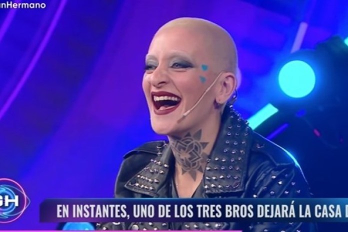 Furia, viendo la salida de El Chino (quien le ganó la semana pasada) desde el estudio. Captura TV.