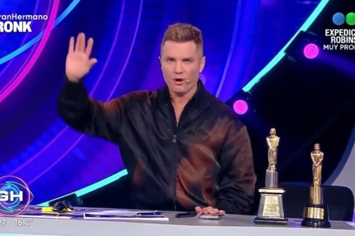 Santiago del Moro rompió el aislamiento al contarles a los chicos que ganó el Martín Fierro de Oro de radio y que lo televisó América.