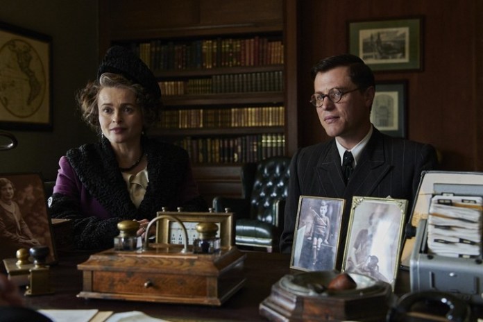 Helena Bonham Carter y Johnny Flynn, la madre de Winton, y Winton, en su juventud.
