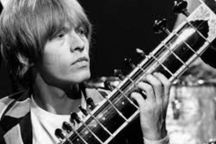 Brian Jones, el primer líder de los Rolling Stones, experimentando con el sitar.