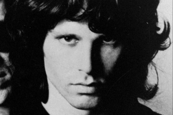 Jim Morrison murió en París y existen múltiples versiones sobre la causa de su muerte.