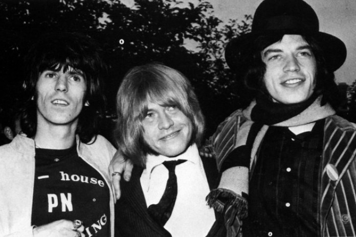 Brian Jones, entre sus compañeros Keith Richards y Mick Jagger, en los Rolling Stones.