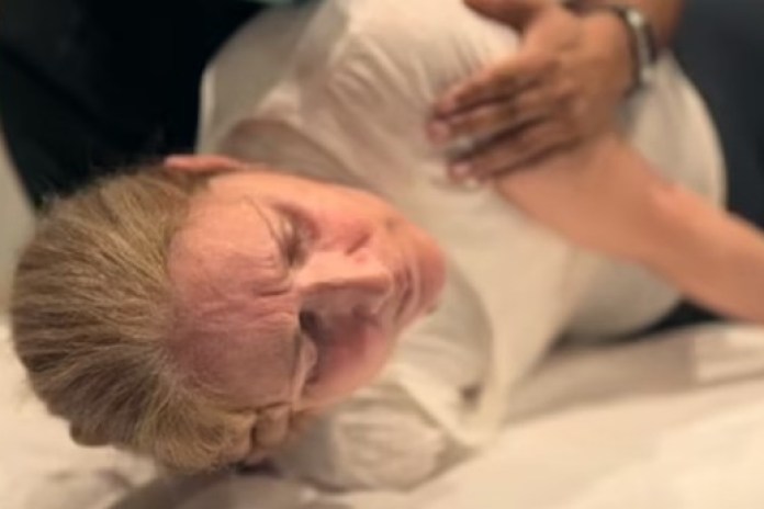 Sus espasmos. Céline Dion no los esconde en el documental. Foto: Amazon Prime Video