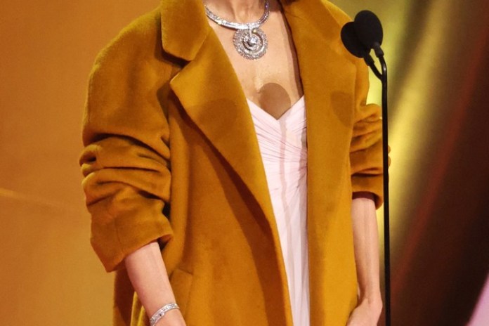 Céline Dion, durante su aparición en los Premios Grammy, en febrero de 2024, en Los Ángeles. Foto: Reuters/Mike Blake 