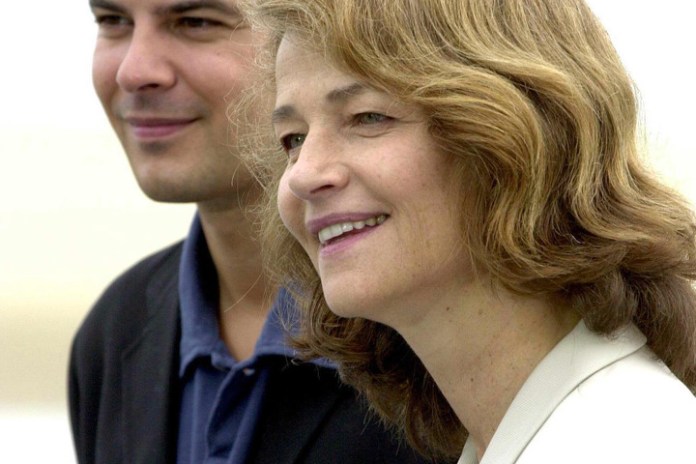 Junto a François Ozon, que la dirigió, entre otras, en la película por la que pudo haber venido a la Argentina: "Bajo la arena". Foto AFP 