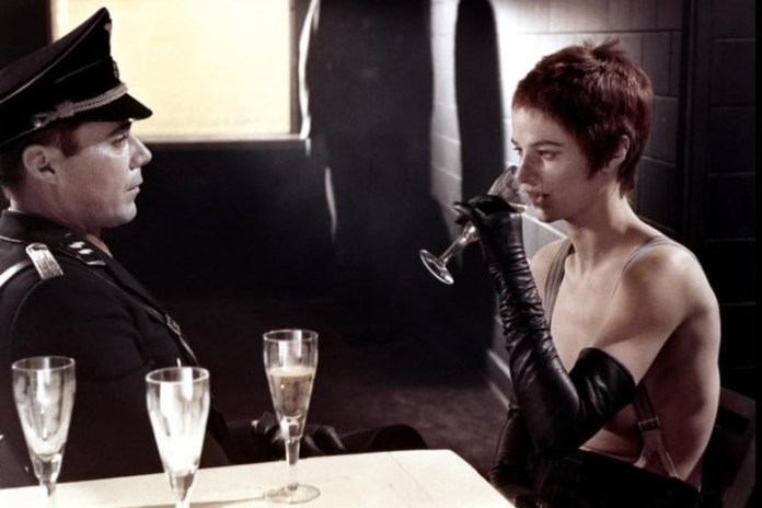 Junto a Dirk Bogarde en "Portero de noche", que probablemente sería cancelada hoy por su contenido. "Los tiempos cambian, y censuran", dijo a Clarín.