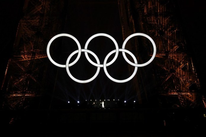 Celine Dion en la torre Eiffel, bajo los aros de los Juegos Olímpicos París 2024. Foto: Reuters