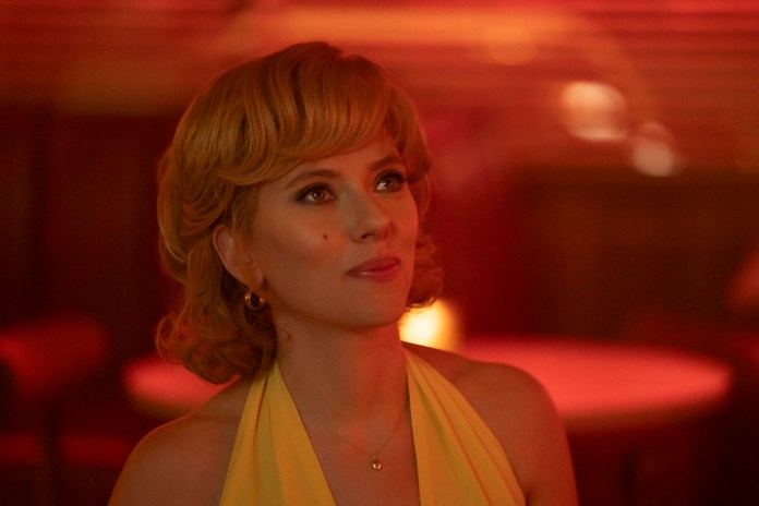 Scarlett Johansson es Kelly. Bah, es uno de los muchos nombres que usa esta mentirosa. Fotos Sony