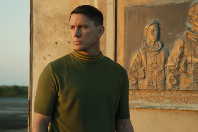 Channing Tatum interpreta al director de lanzamiento de la NASA. 