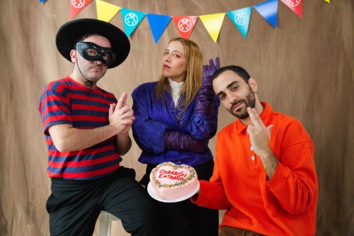 La foto de promoción del tema "Corazón extraño"), con Juliana Gattas y Diosque.