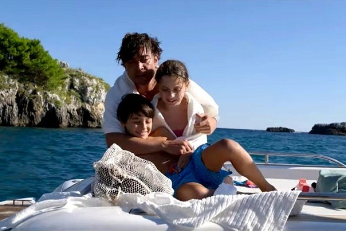 Pietro y sus hijos, de paseo en lancha. A la noche, los niños se esfuman. Fotos Netflix