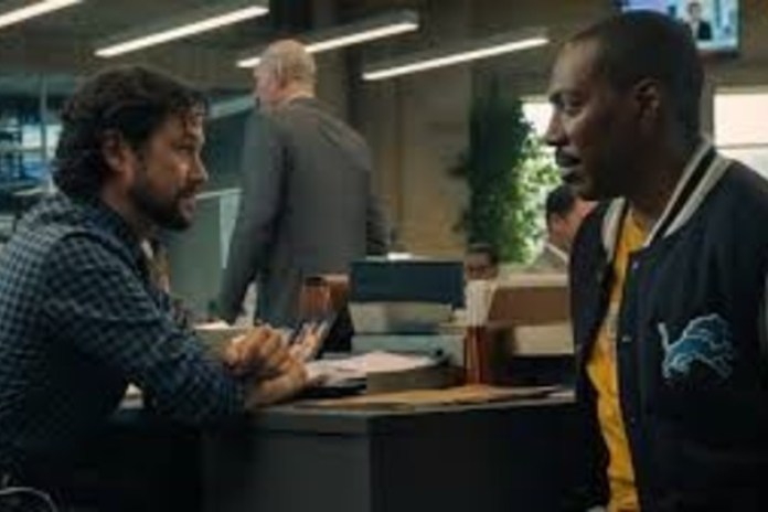 Joseph Gordon-Levitt está casi irreconocible. Es otro policía de Beverly Hills.