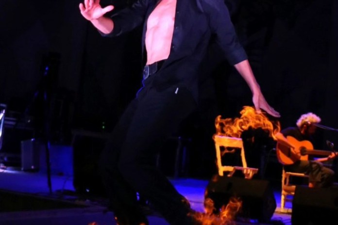 Fabián Serna revela cómo no quemarse al bailar malambo con las votas prendidas fuego.