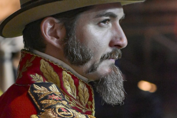 En personaje. Fabián Serna, en una caracterización de las que utiliza para bailar el folclore argentino.
