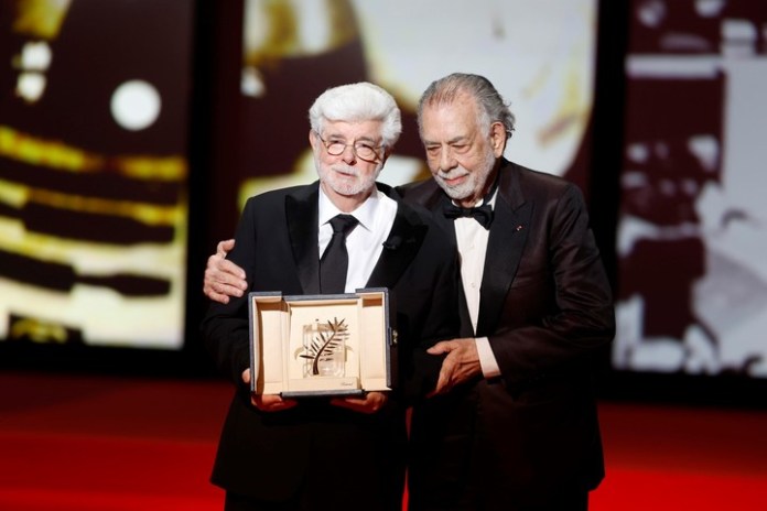 En la clausura del último Festival de Cannes, George Lucas acepta la Palma de Oro honoraria de manos de su amigo, Francis Ford Coppola. Foto EFE 