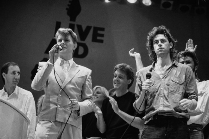 David Bowie y Bob Geldof en el escenario de Londres de Live Aid.Foto: AP