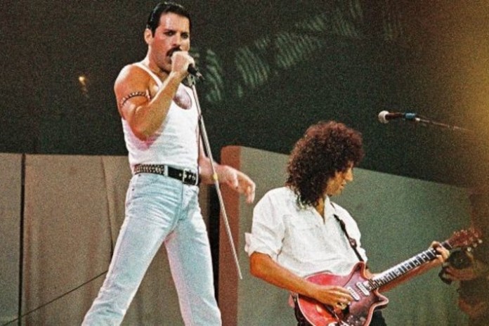 Freddie Mercury y Brian May en el show de Queen en el Live Aid 1985.