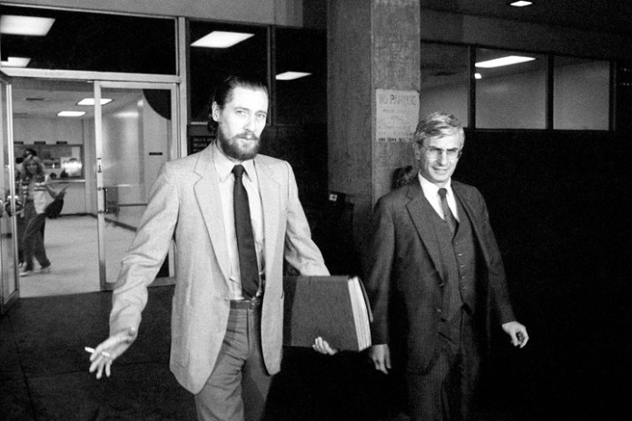 John Holmes, en el juicio por el crimen multiple de 1981 en el que estuvo involucrado. Foto: AP 