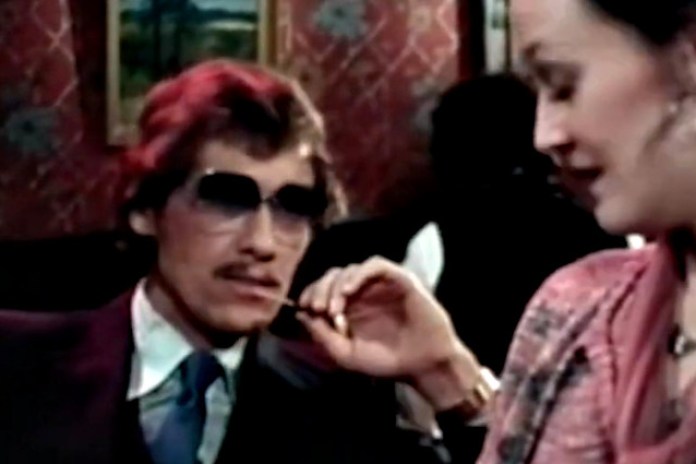 John Holmes vestido, en una escena de sus películas. 