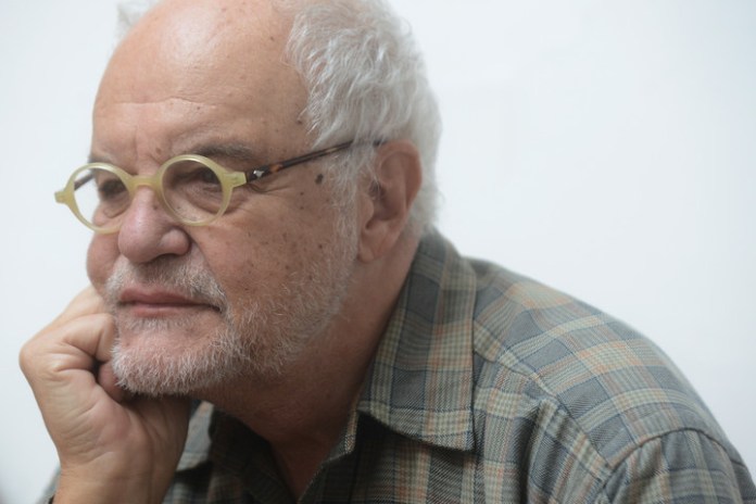 Juan Leyrado, a los 72 años. Vuelve a trabajar con Adrián Suar y dice que la época del megaéxito de "Gasoleros" fue un gran aprendizaje para él . Foto: Luciano Thieberger