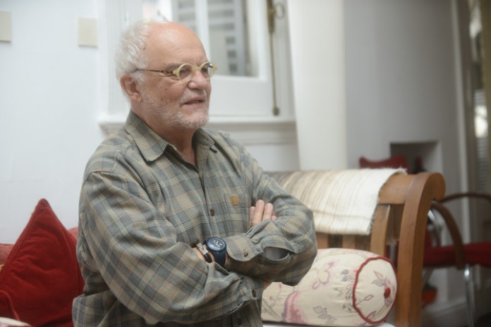 Disfrutar de la soledad. Juan Leyrado cuenta que cuando su mujer viaja, él disfruta haciéndose un asado solo en la terraza. Foto: Luciano Thieberger