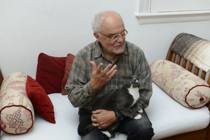Fantasía. Juan Leyrado cuenta que la gente se asombra cuando lo ven en un colectivo. "Pensarán que tengo un Mercedes Benz", se ríe. Foto: Luciano Thieberger