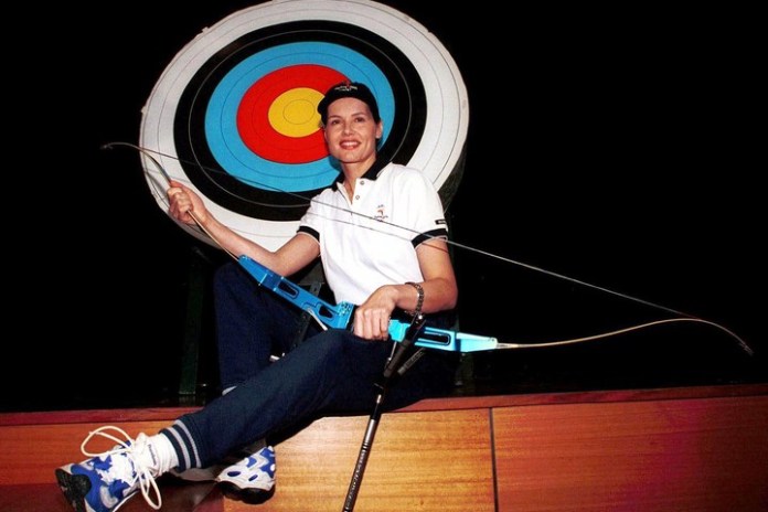 Geena, la arquera. Comenzó a practicar este deporte en 1997, inspirada por el arquero Justin Huish, que ganó dos medallas de oro en Atlanta '96.