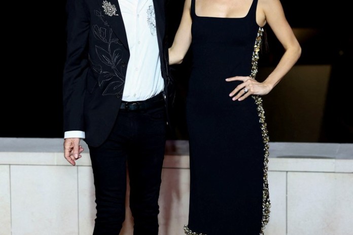 Mick Jagger y Melanie Hamrick, en París 2024, para los Juegos Olímpicos, en una gala de Louis Vuitton. Foto: Reuters/Stephanie Lecocq