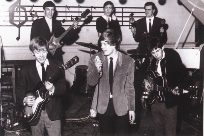 Los Rolling Stones, en una de sus primeras fotos, incluso con el pianista Ian Stewart, con unas maracas.
