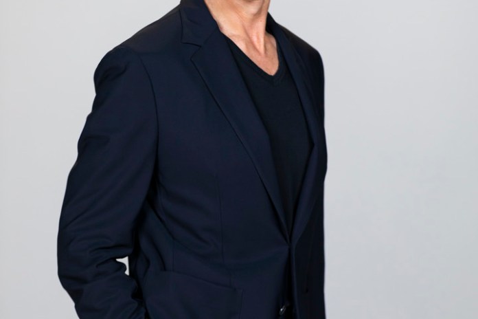 Sin máscara. Miguel Varoni, además de actuar, produce y dirige televisión. Foto: Disney+ y Caracol TV