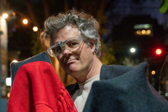 Mike Amigorena con su moana por las calles de Chacarita, su barrio de los últimos años, que ahora alterna con su familia en Olivos. Foto: Fernando de la Orden