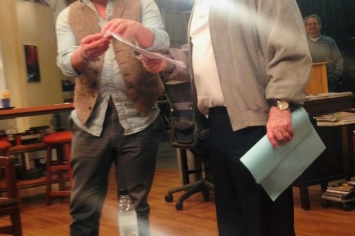 Bob Newhart, la despedida de Johnny Galecki.