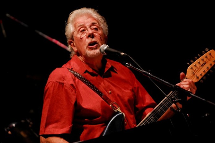 Entre otros instrumentos, John Mayall tocaba la guitarra, el piano, la armónica y también cantaba. 