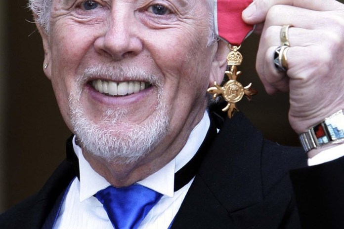 John Mayall, cuando fue condecorado como Caballero del Imperio Británico. Foto: AP 