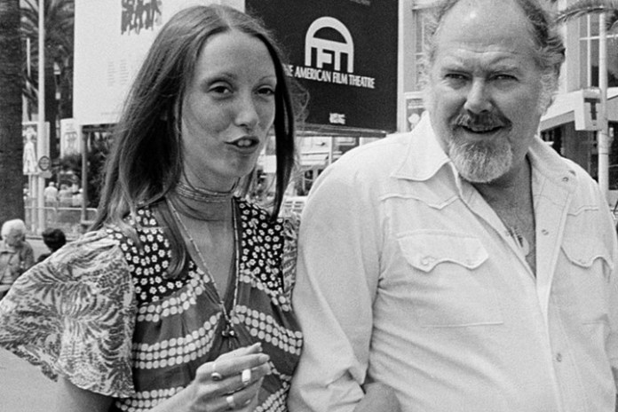 Shelley Duvall con el director Robert Altman en el Boulevard de la Croisette, en Cannes, 1974. Foto: AP/Levy, File