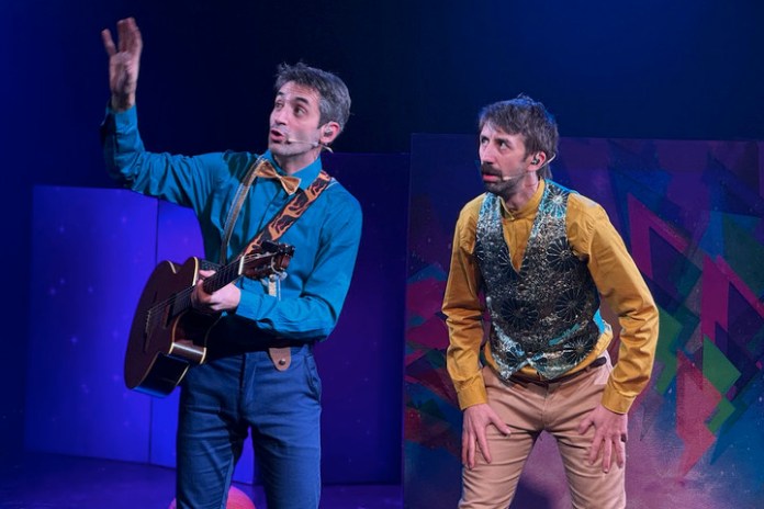 Es por acá. Un momento de Yo tengo un amigo", la obra que el dúo NiLocos presenta en el Paseo La Plaza.