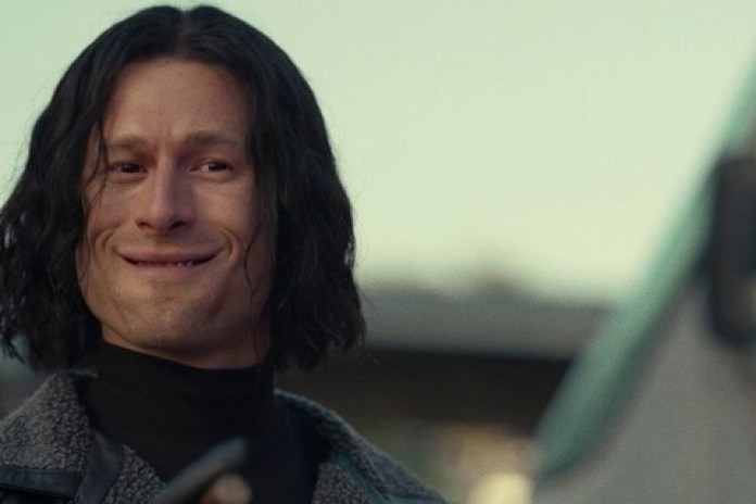 Glen Powell, algo irreconocible. Foto Diamond Films