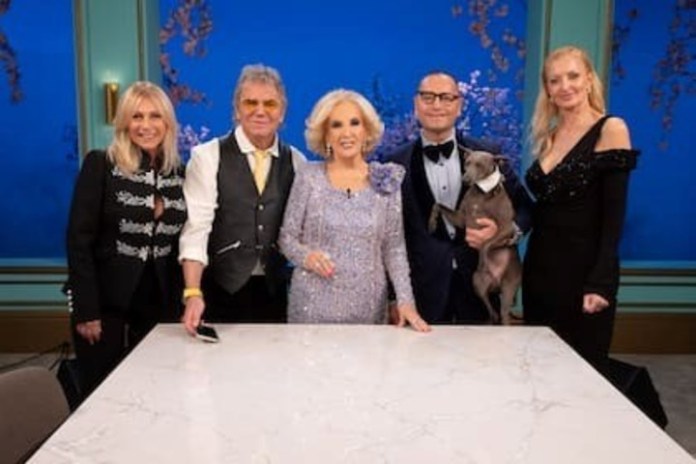 Ana Rosenfeld, Beto Casella, Mirtha, Fabián Medina Flores y Amalia Yuyito González. Una mesa rendidora.