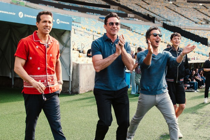 Reynolds, Jackman, el director Shawn Levy y la actriz Emma Corrin, al ingresar al estadio Maracaná.