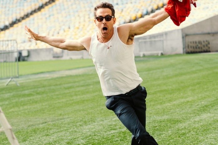 Golazo. Ryan Reynolds festeja el penal que acaba de patear.